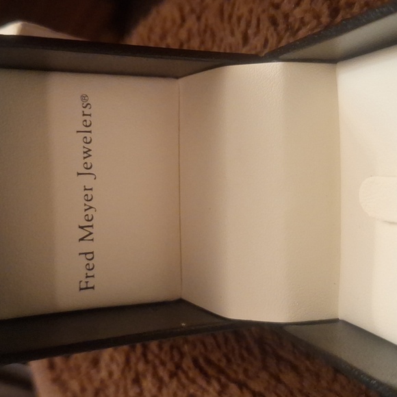 BEAUTIFUL 10K WHITE GOLD SQUARE DIAMOND CLUSTER ENGAGEMENT RING - Picture 15 of 15